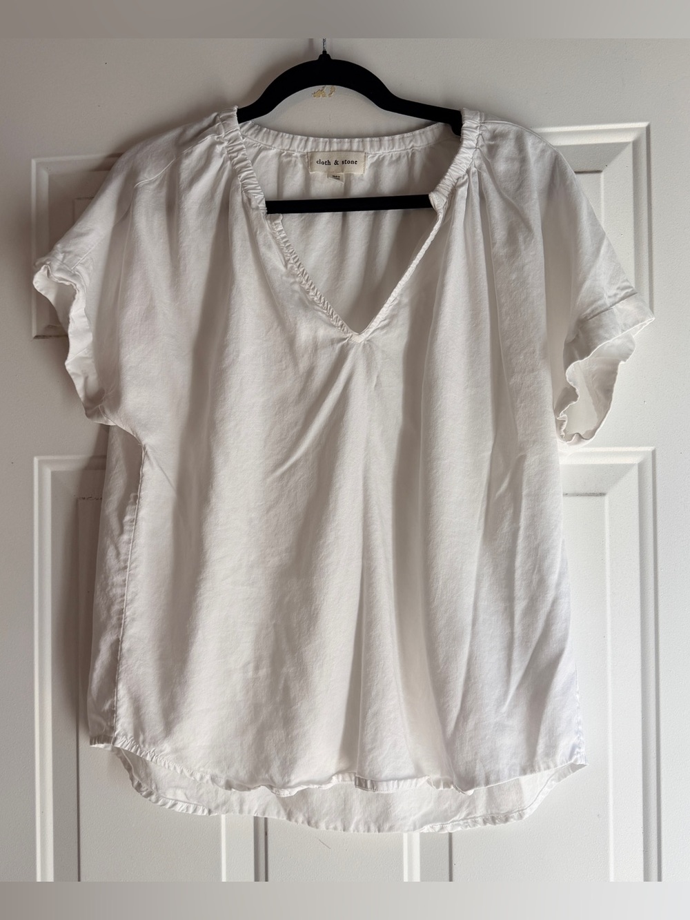 Cloth & Stone white lightweight v-neck top size medium
